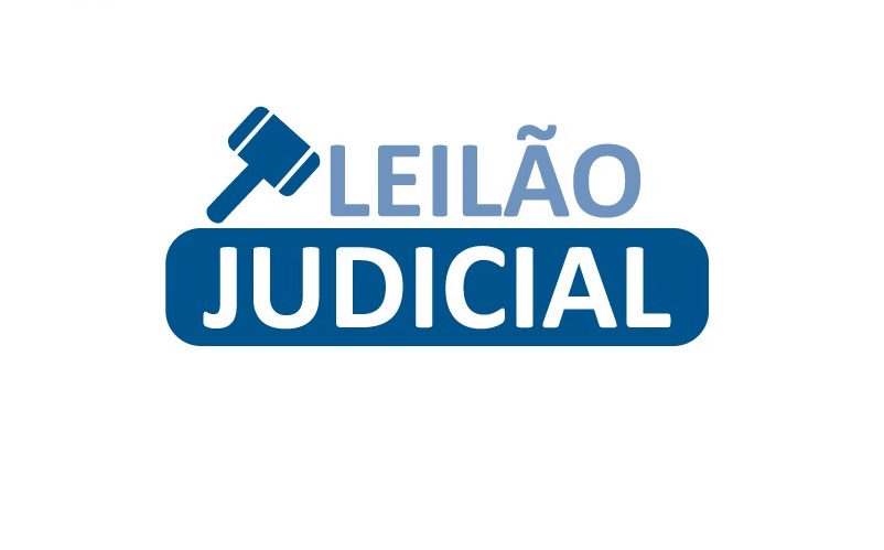 Leilão Judicial em azul com um martelo no lado esquerdo