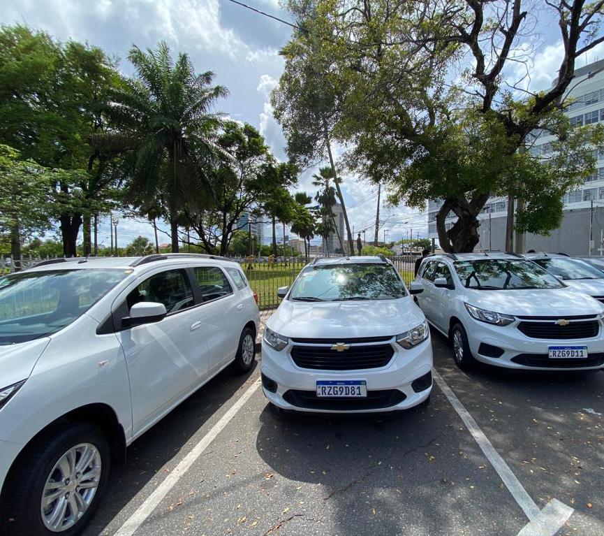 carros novos brancos enfileirados no estacionamento
