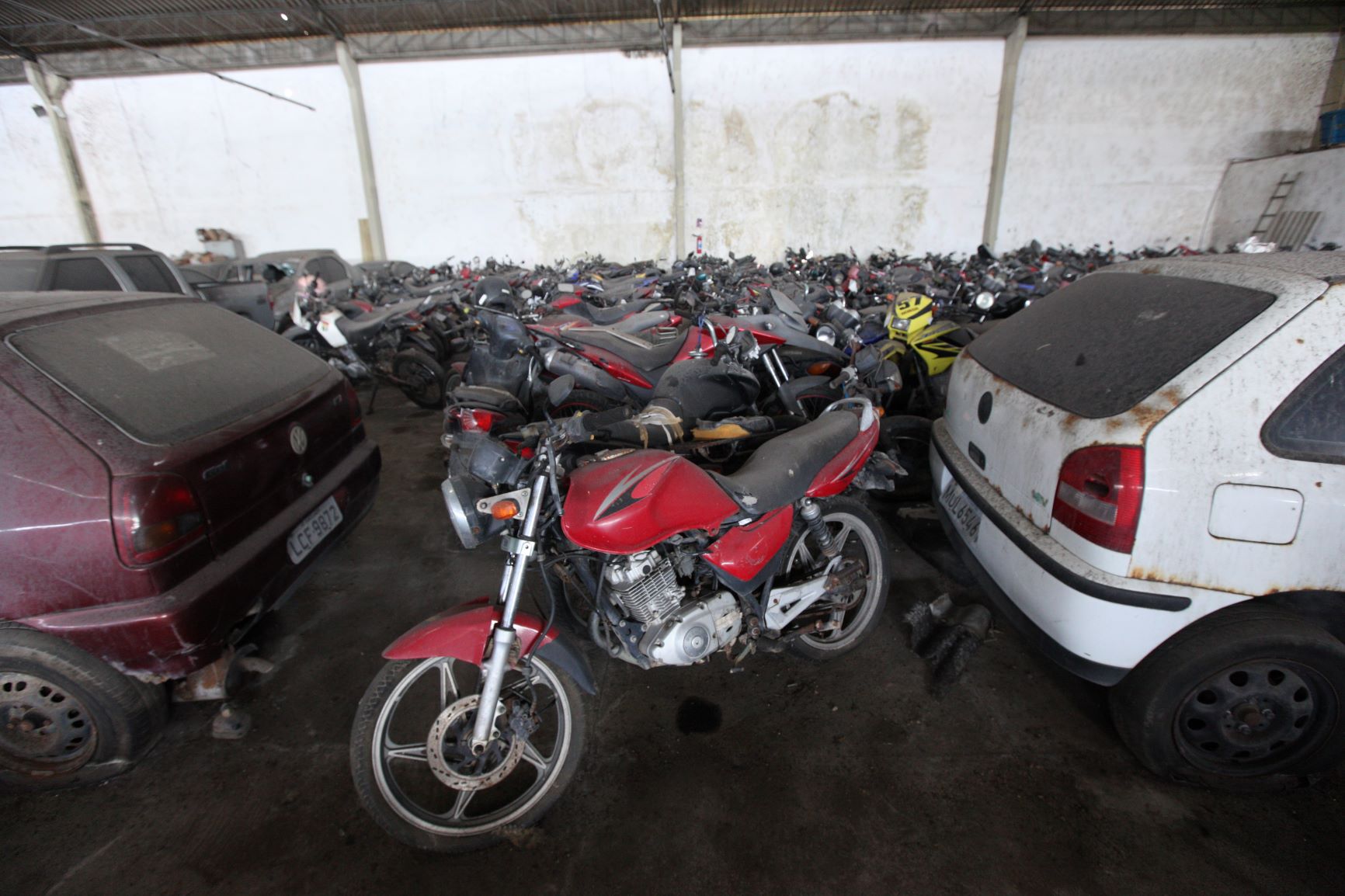 Motos e carros recolhidos no depósito do Cabanga