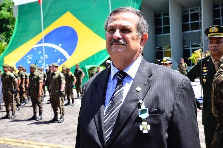Desembargador Fernando Cerqueira com a medalha do Exército