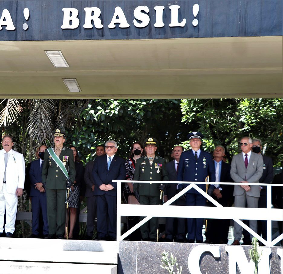 Autoridades assistindo à solenidade de comemoração do Exército