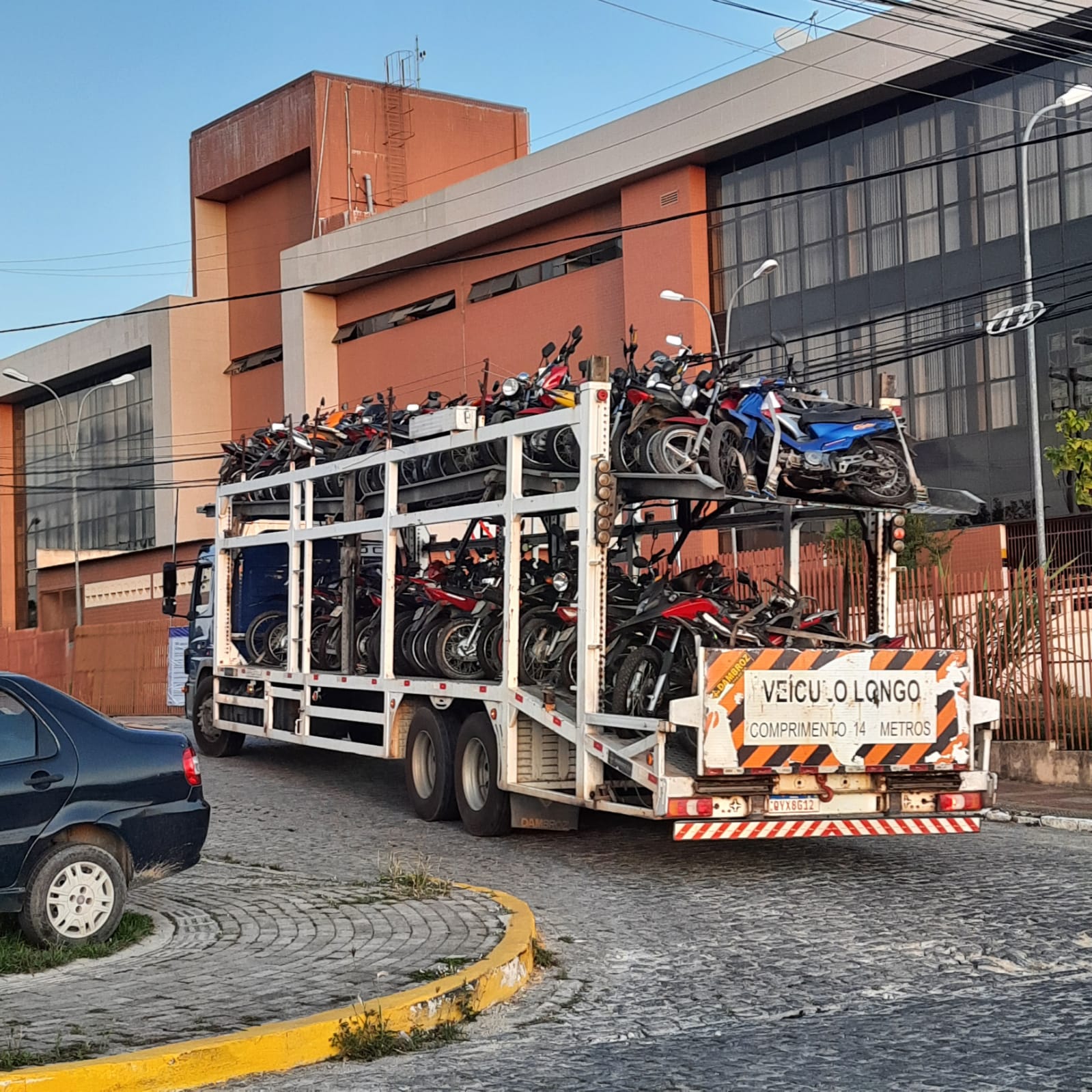 Motocicletas em caminhão, sendo retiradas do Fórum de Caruaru