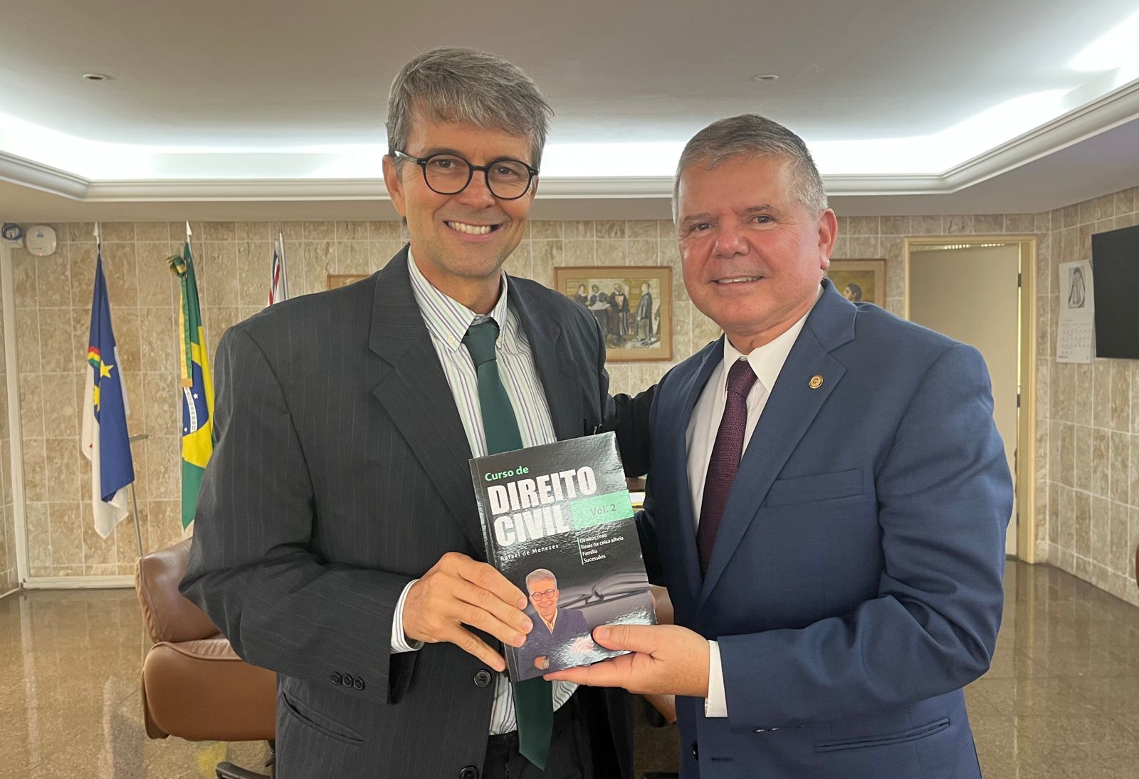 Corregedor ao lado do autor, juiz Rafael de Menezes, com o livro