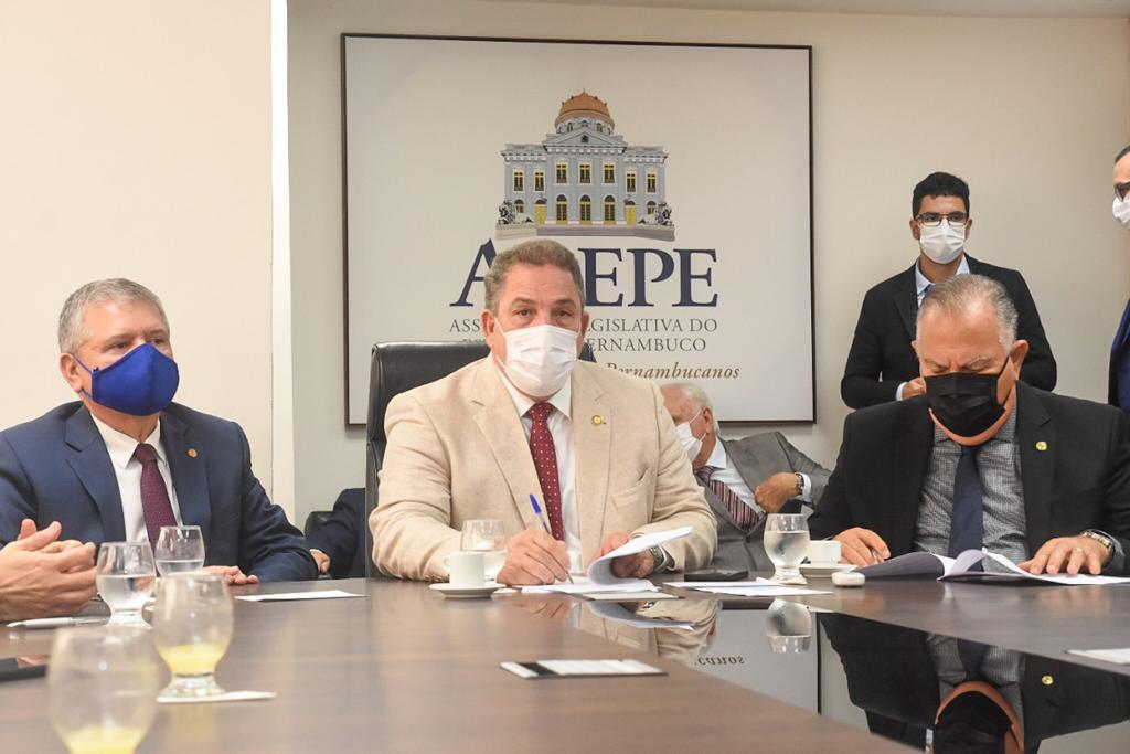 Corregedor-geral, presidente da Alepe e 2º Vice-presidente do TJPE assinando documento