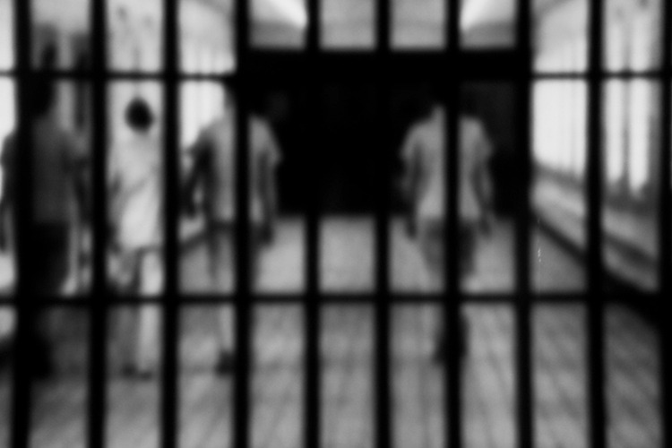 Imagem de uma prisão com pressoas