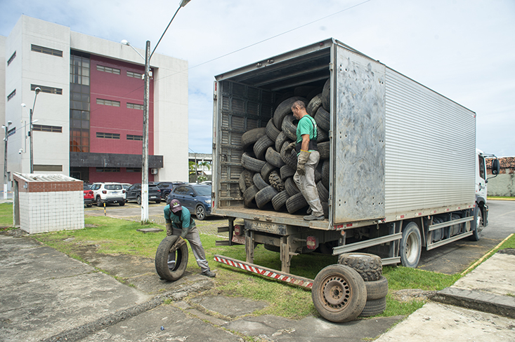 Imagem dos pneus sendo armazenados no caminhão da empresa reciclape