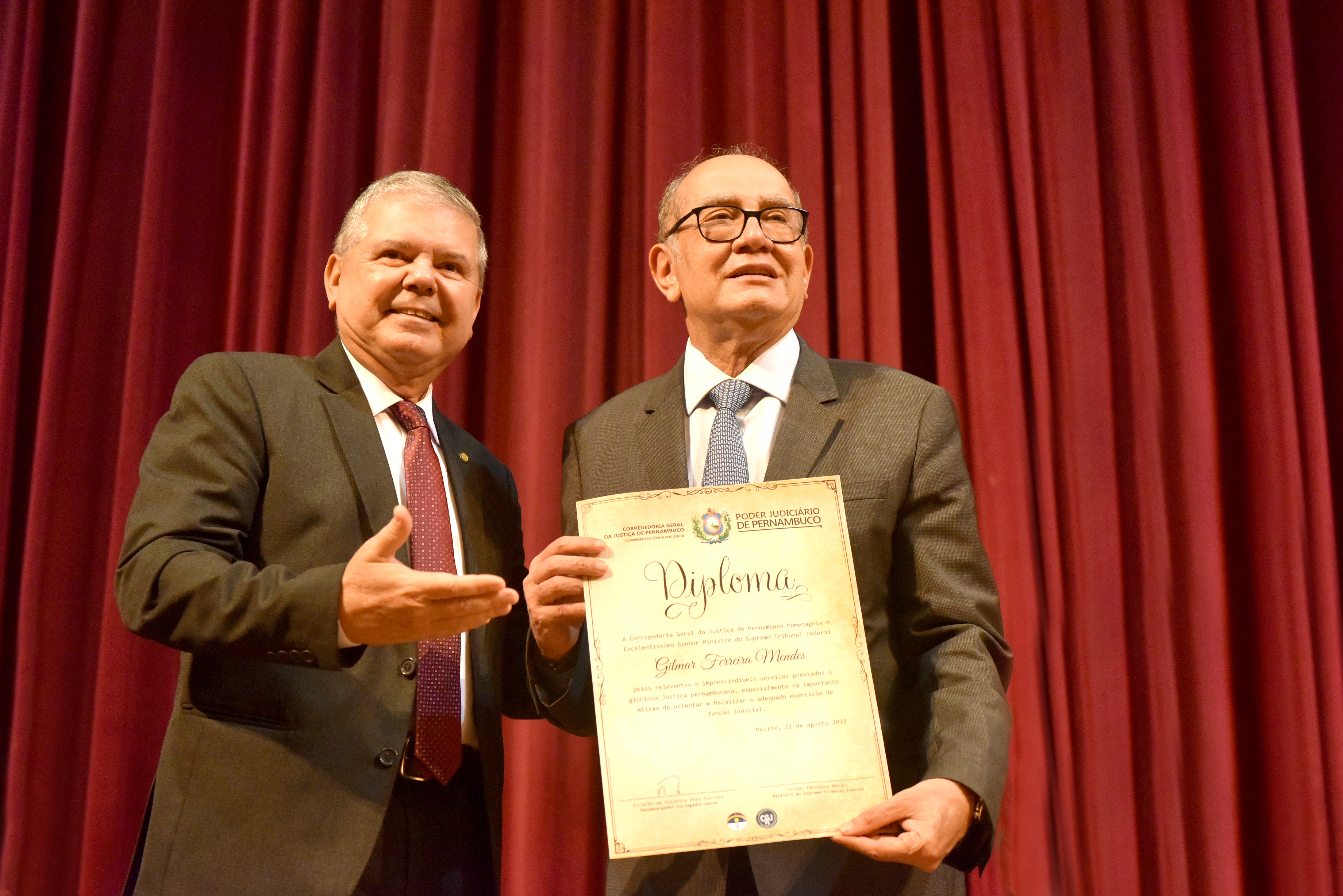 Corregedor entrega diploma ao ministro Gilmar Mendes