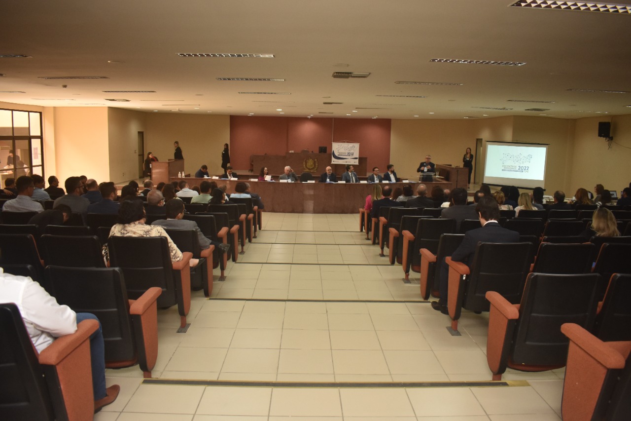 Corregedor faz discurso no Salão do Pleno de Garanhuns durante encontro regional