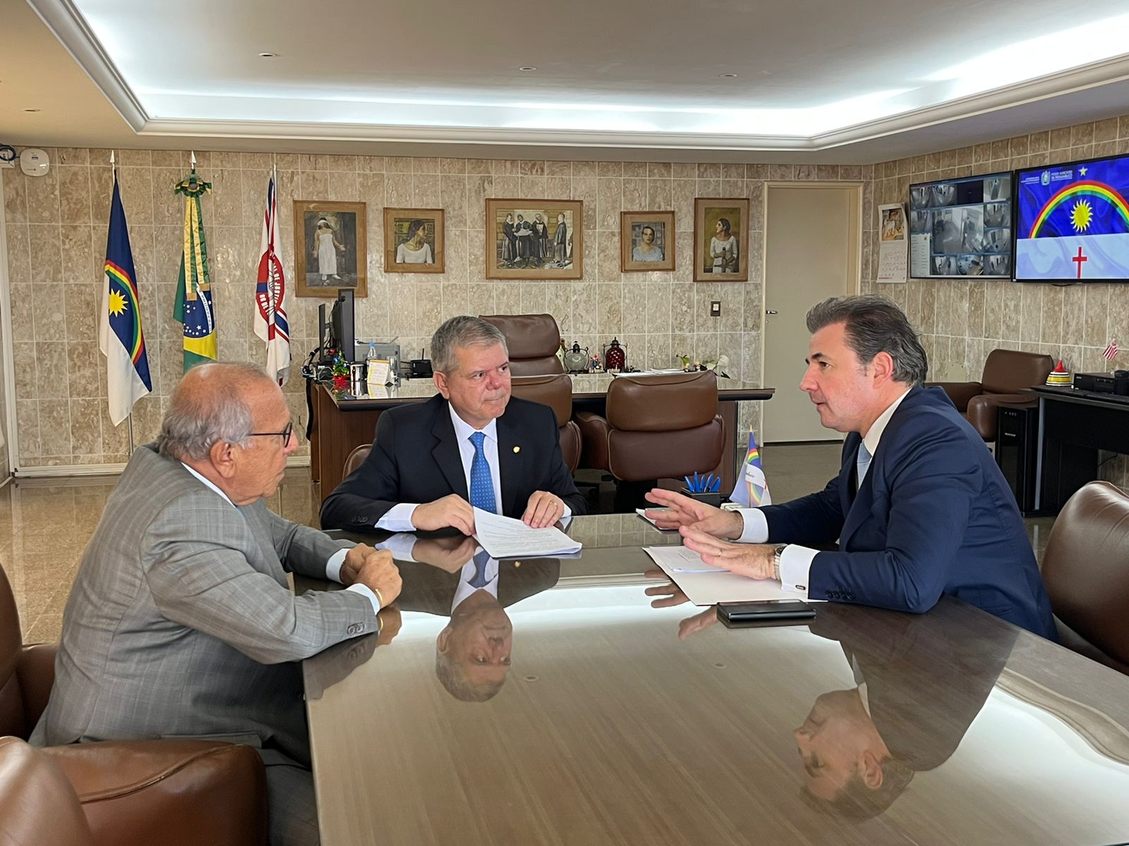 Corregedor sentado com o presidente da OAB e o chefe da Auditoria de Inspeção