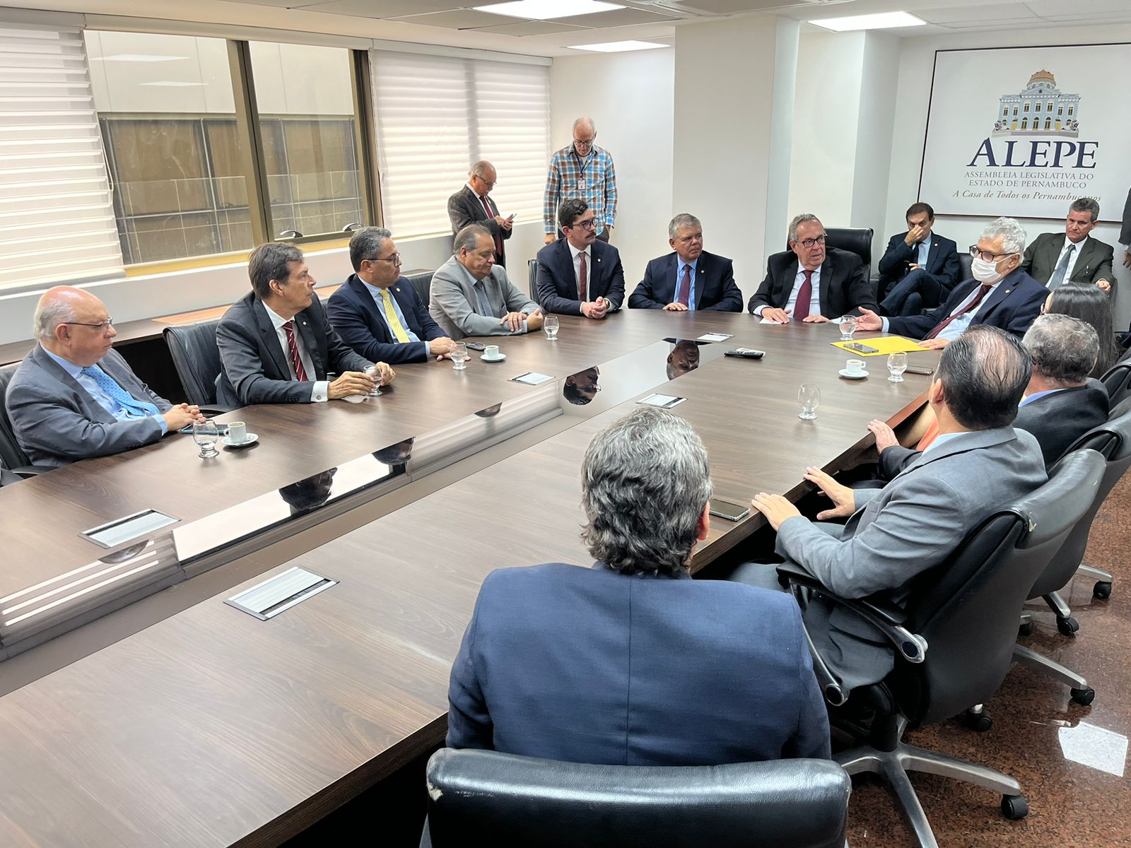 Corregedor, presidente e demais desembargadores reunidos com o presidente da Alepe
