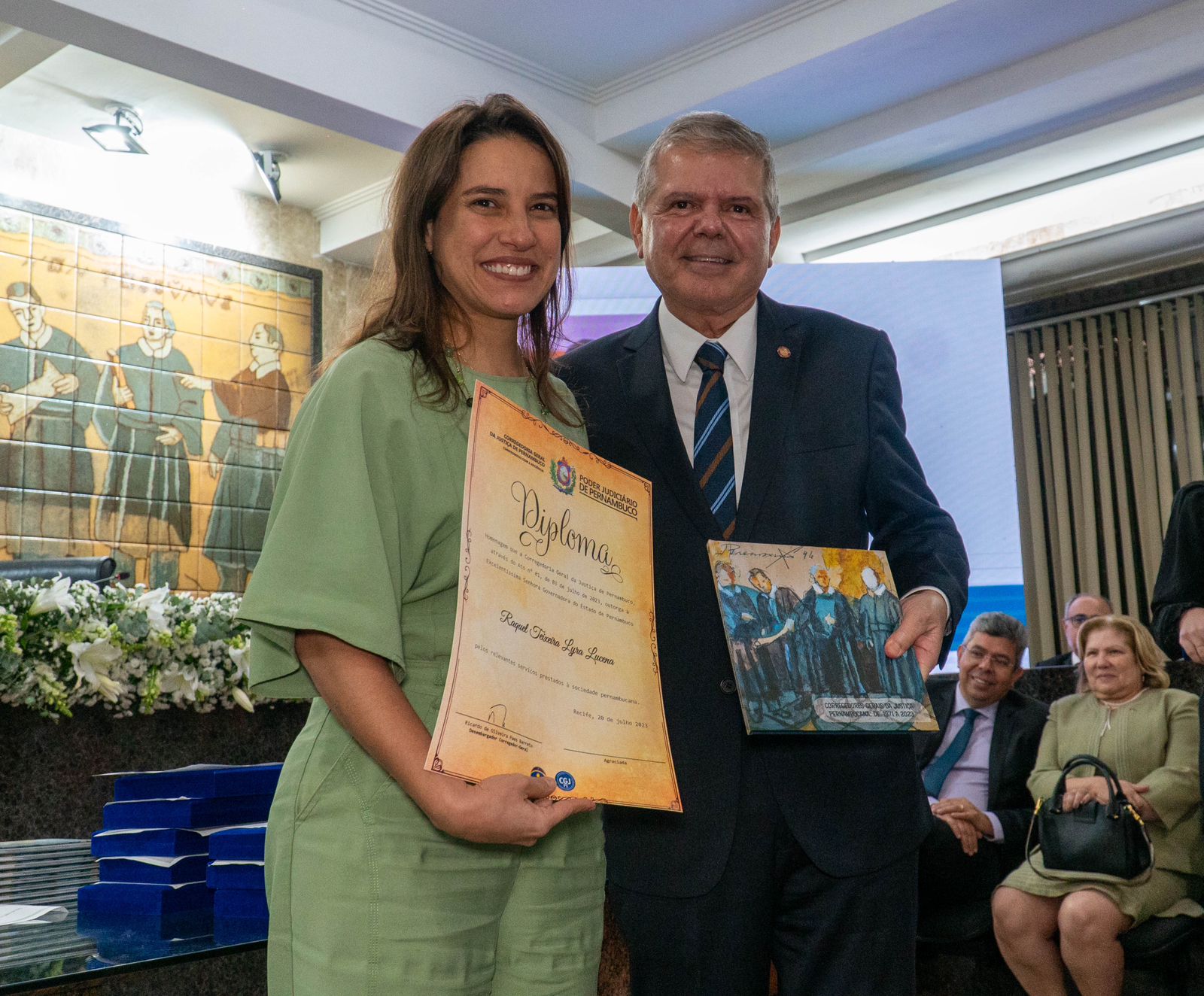 Desembargador Ricardo Paes Barreto ao lado da governadora Raquel Lyra na comemoração dos 52 anos da CGJ-PE