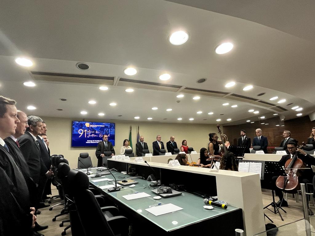 Mesa de honra composta por autoridades na comemoração dos 91 anos do Tribunal Regional Eleitoral de Pernambuco.