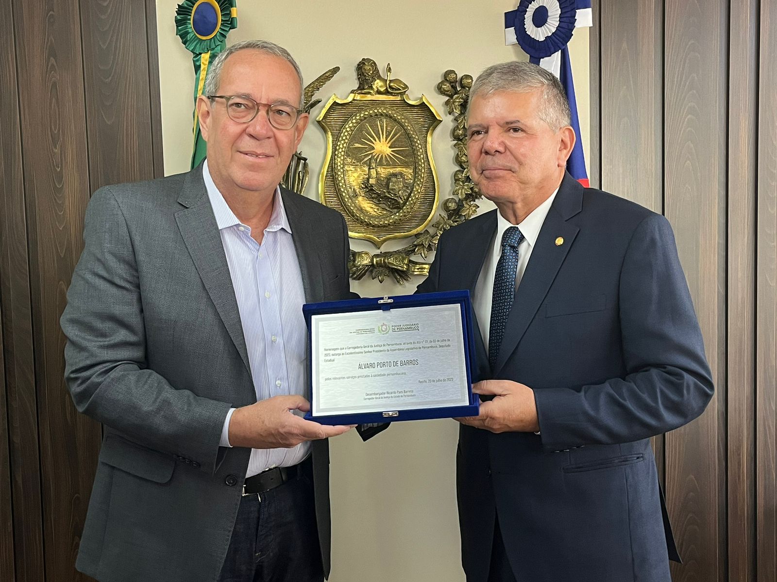 Desembargador Ricardo Paes Barreto junto ao presidente da Alepe, Álvaro Porto, durante entrega de homenagem. 