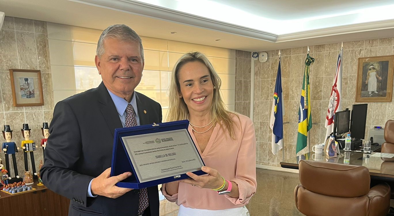 Desembargador Ricardo Paes Barreto entrega homenagem à vice-prefeita do Recife, Isabella de Roldão, pelos 52 anos da CGJ-PE. 
