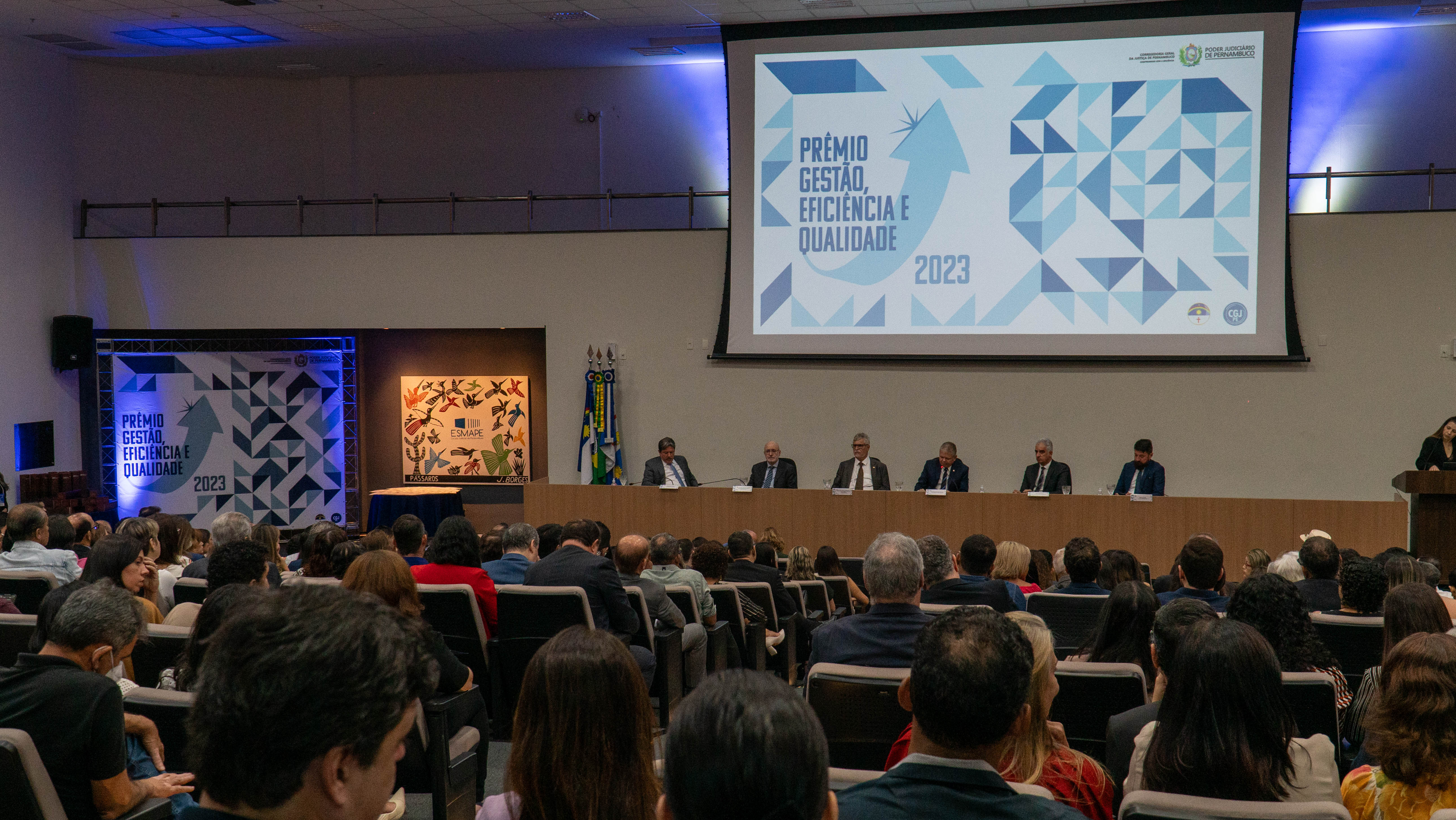 Auditório da Esmape preenchido por juízes(as) e servidores(as) durante a entrega do Prêmio Gestão, Eficiência e Qualidade 2023. 