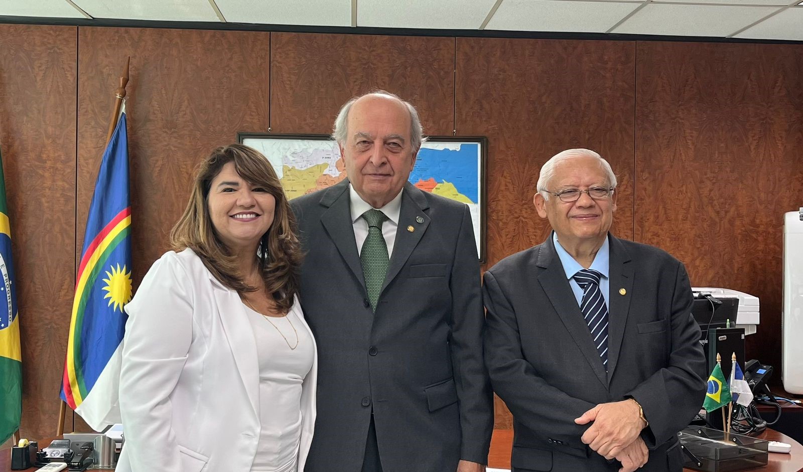 Juíza Roberta Viana Jardim ao lado dos desembargadores Cândido Saraiva e Adalberto Oliveira. 