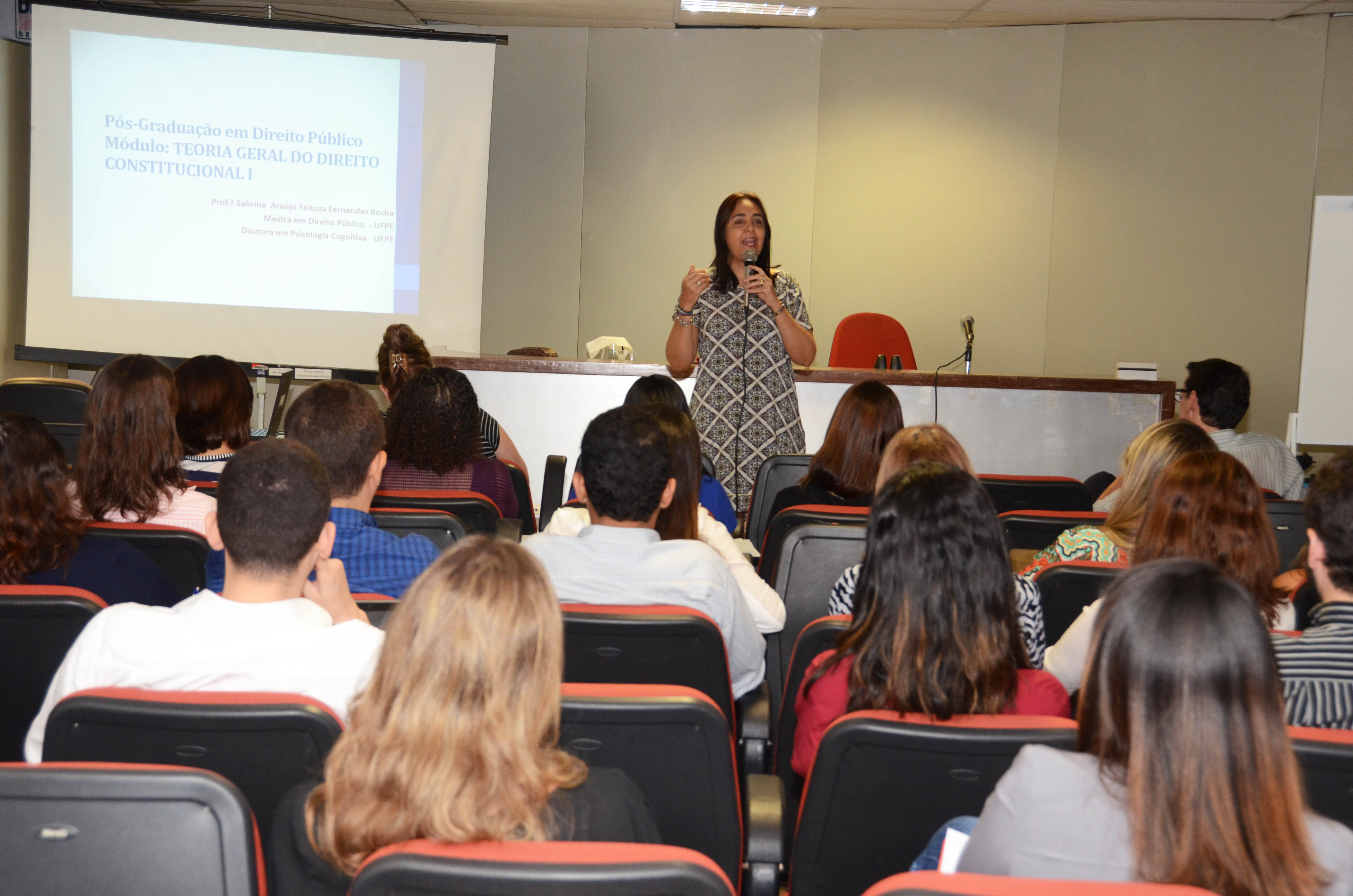 Professora Sabrina Rocha abrindo o curso de pós-graduação em Direito Público