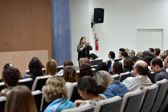 Fernanda Bérgamo ministra aula de português para servidores
