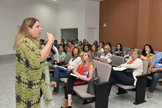 Fernanda Bérgamo ministra aula sobre Língua Portuguesa