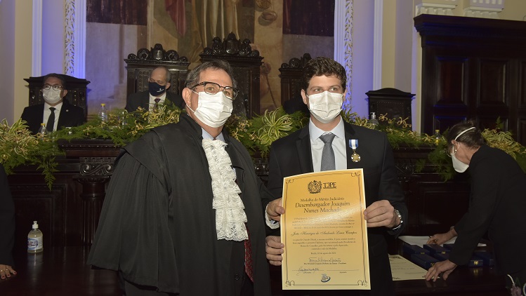 Presidente do TJPE, desembargador Fernando Cerqueira, e o prefeito do Recife, João Campos
