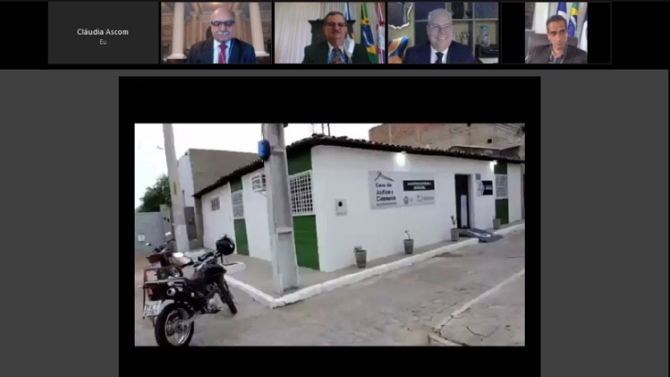 Imagem da Casa de Justiça e Cidadania de Santa Cruz do Capibaribe disposta num mosaico por videoconferência com quatro pessoas