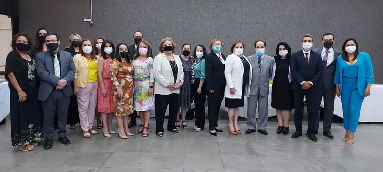 Integrantes do Judiciário no Fonavid. Pessoas, uma ao lado da outra, usando máscaras 