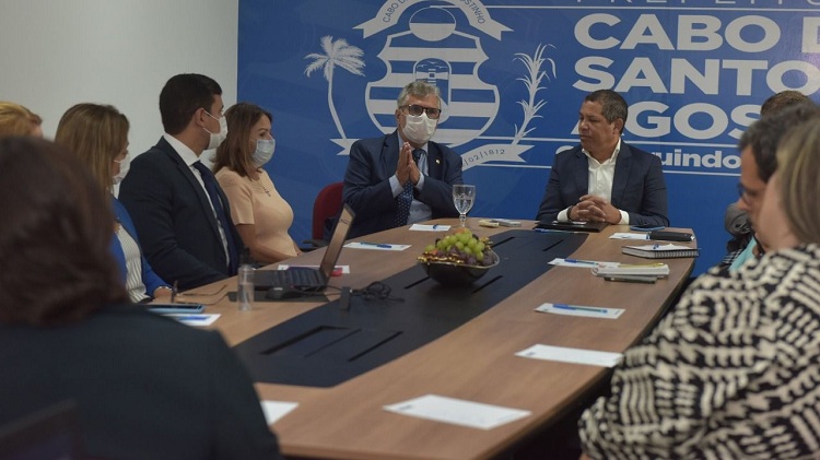Presidente do TJPE à mesa durante reunião com o prefeito e os procuradores do Cabo de Santo Agostinho
