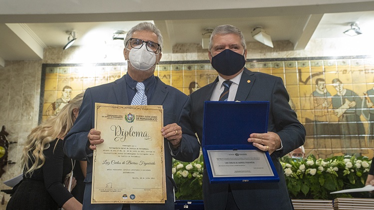 Presidente do TJPE e o corregedor-geral da Justiça exibindo o diploma e a placa da homenagem respectivamente