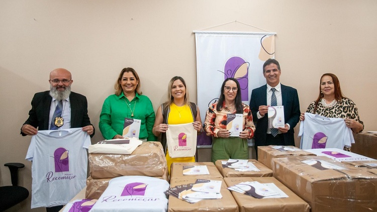 Integrantes do Judiciário e da Secretaria de Ressocialização de Pernambuco com panfletos e camisas do Projeto Recomeçar