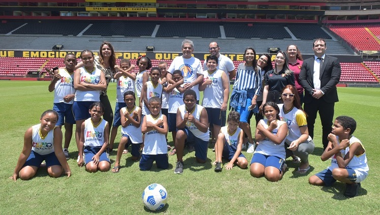 Crianças e representantes do Jetep e do Sport no campo de futebol