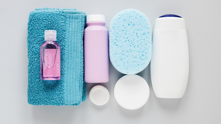 Imagem com produtos de higiene pessoal: sabonete, esponja, toalha