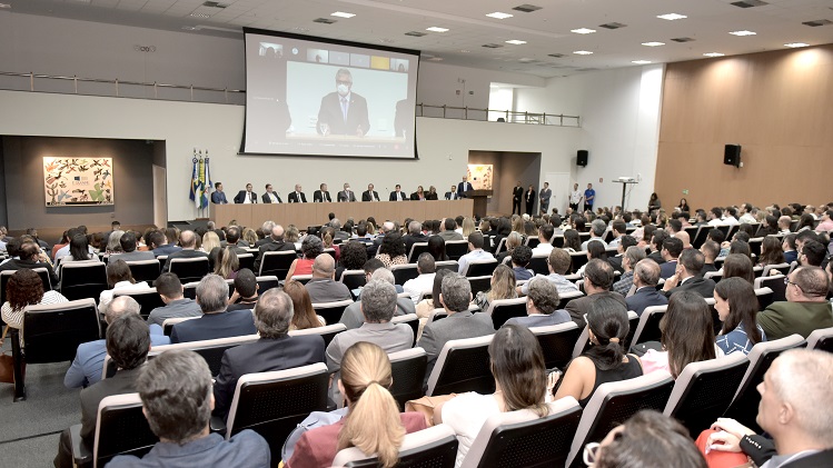 Presidente do Tribunal de Justiça de Pernambuco, desembargador Luiz Carlos de Barros Figueirêdo, falando na abertura do evento. No auditório, participantes sentados