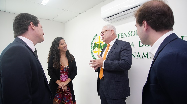 Integrantes da DPPE e desembargador Erik Simões conversando da sala da Defensoria Pública do Estado de Pernambuco