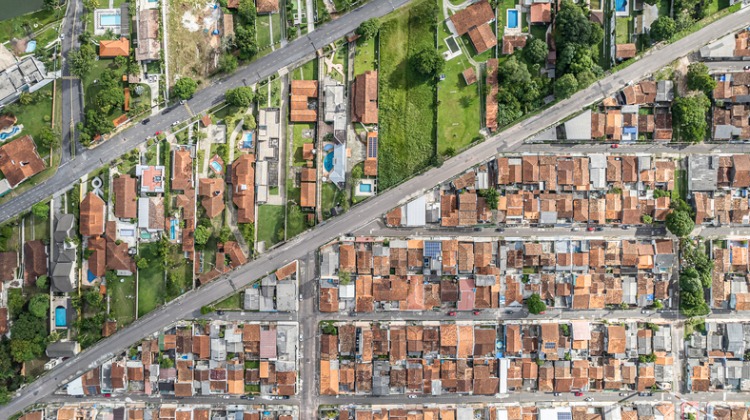 Imagem mostrando ruas e casas de um bairro