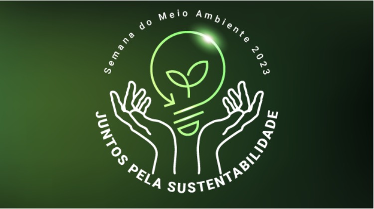 Semana do Meio Ambiente 2023 - Juntos pela sustentabilidade. Duas mãos segurando uma lâmpada com uma flor no meio