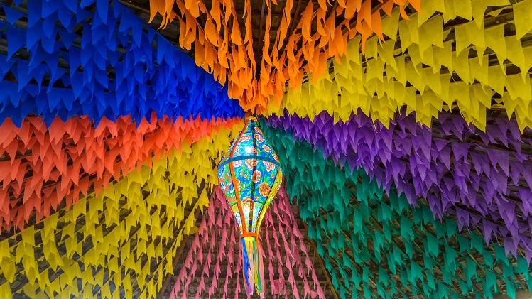 Bandeiras coloridas de São João e um balão pendurado