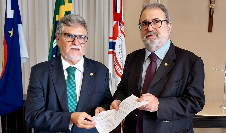 Presidente do TJPE entregando documento do Programa de Aposentadoria Incentivada ao desembargador Jorge Américo