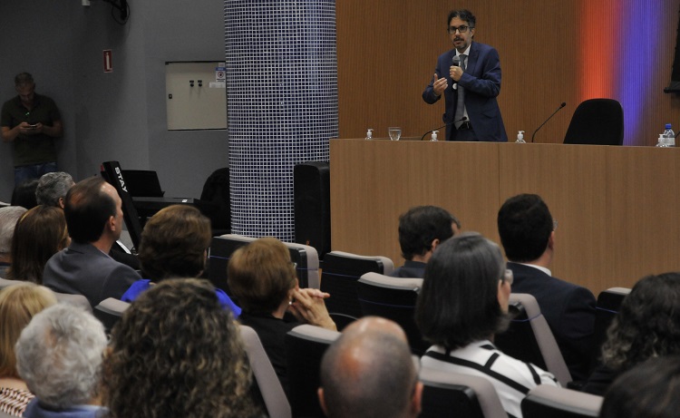 José Eduardo Romão durante palestra