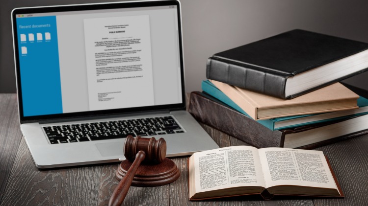 Notebook com modelos de arquivos, livros e o martelo da justiça