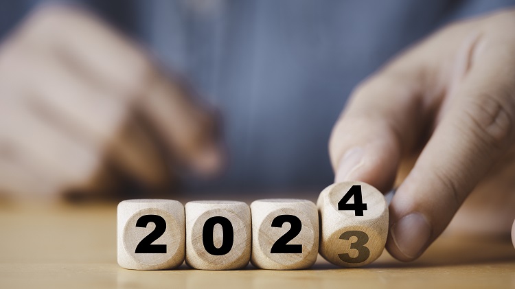 Blocos de madeira mudando de 2023 para 2024, onde o último número está mudando de 3 para 4