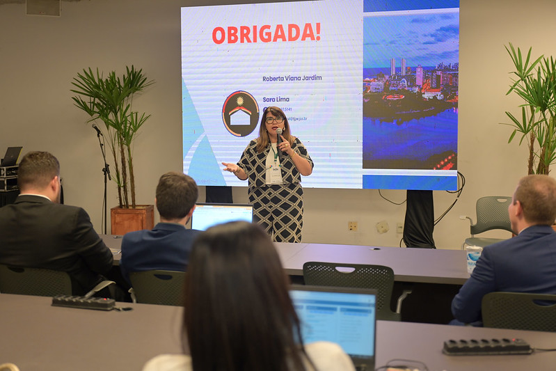 Juíza Roberta Viana falando ao microfone