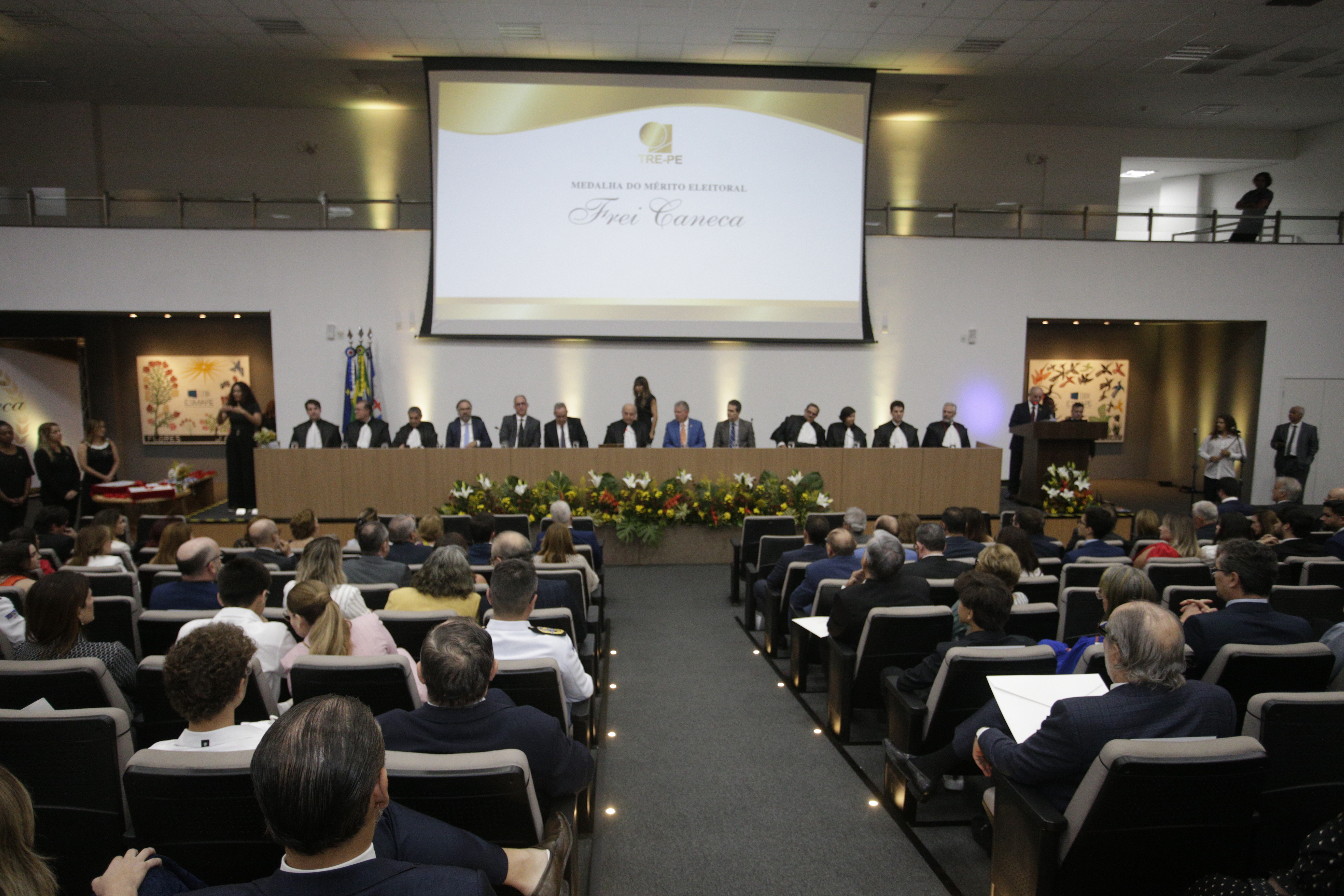 Foto da notícia - Corregedor prestigia entrega da Medalha do Mérito Eleitoral para magistrados(as) do TJPE