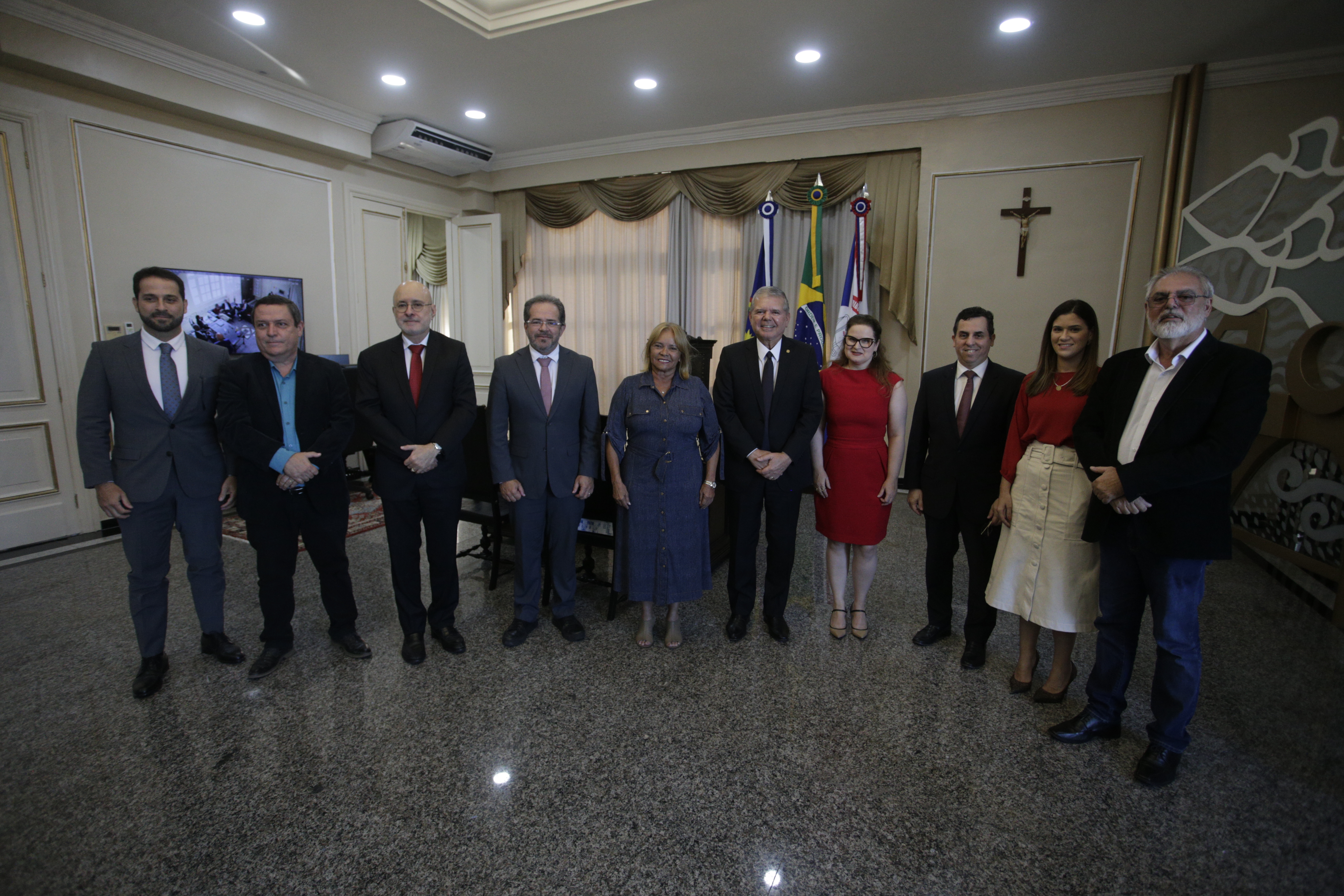 Sete homens e três mulheres em pé, posando para foto