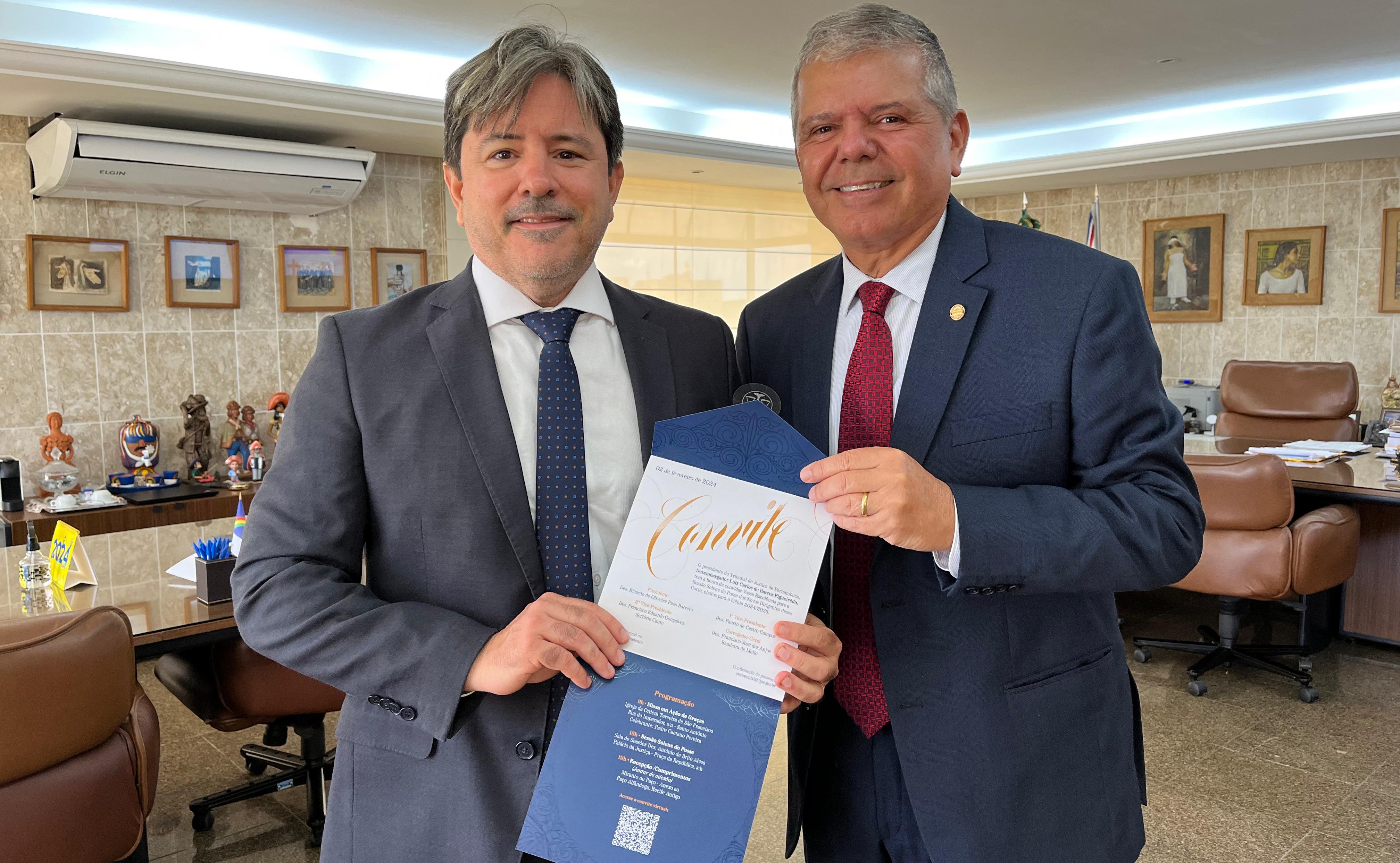 Desembargador Ricardo Paes Barreto e o juiz Leonardo Asfora no gabinete da CGJ-PE