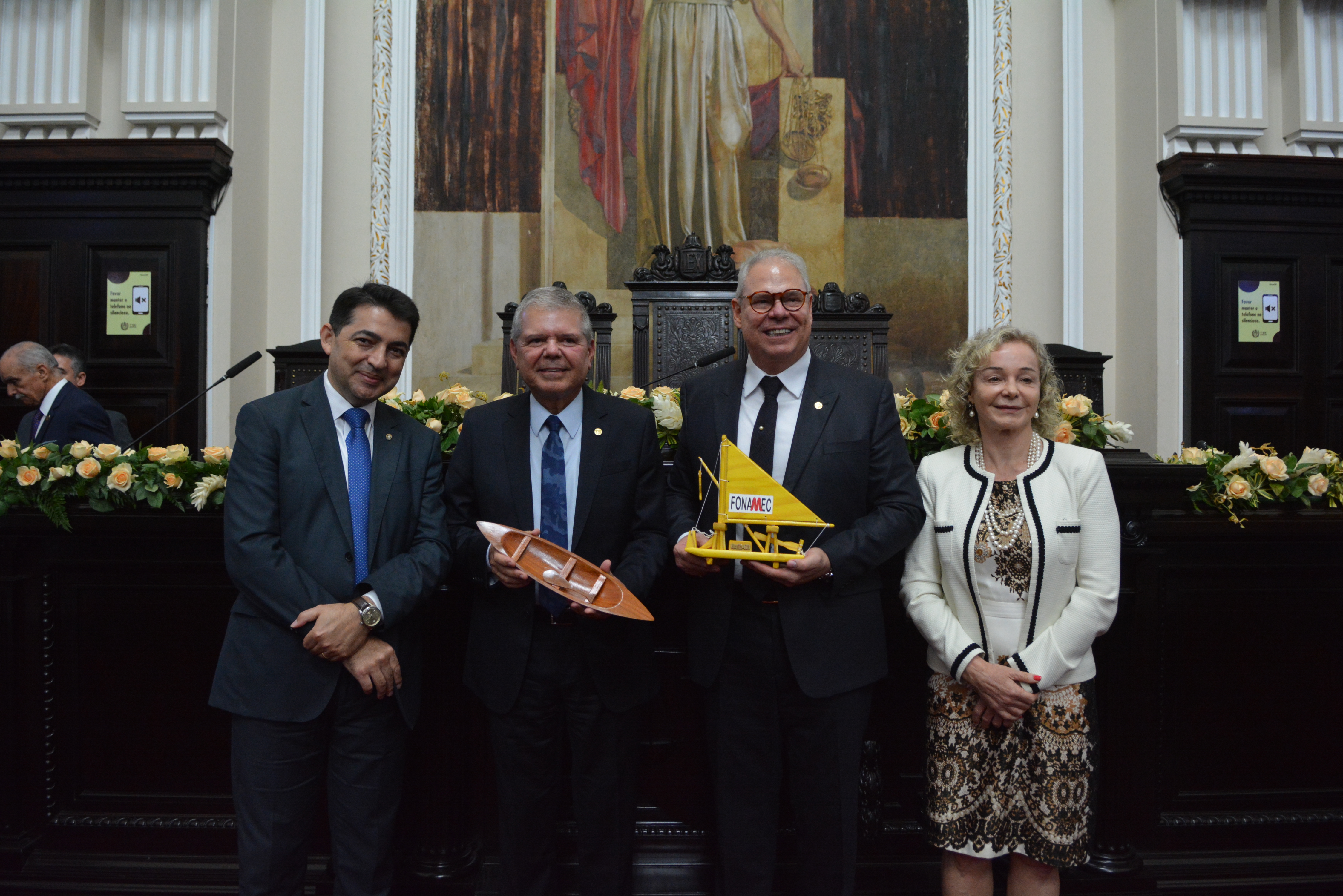 Nova mesa diretora do Fonamec com o presidente do TJPE