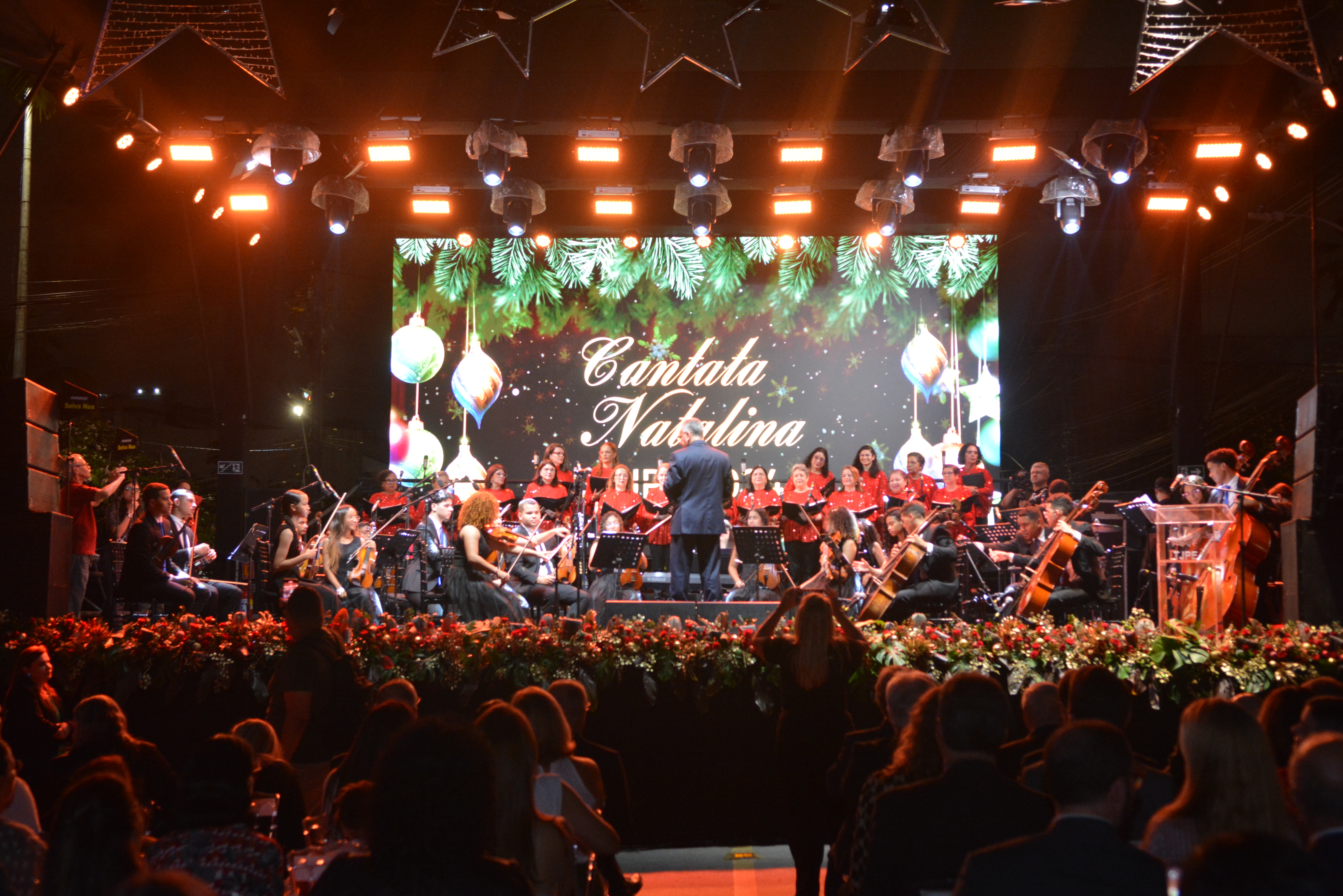 Orquestra e Coral apresentando no palco da Cantata Natalina