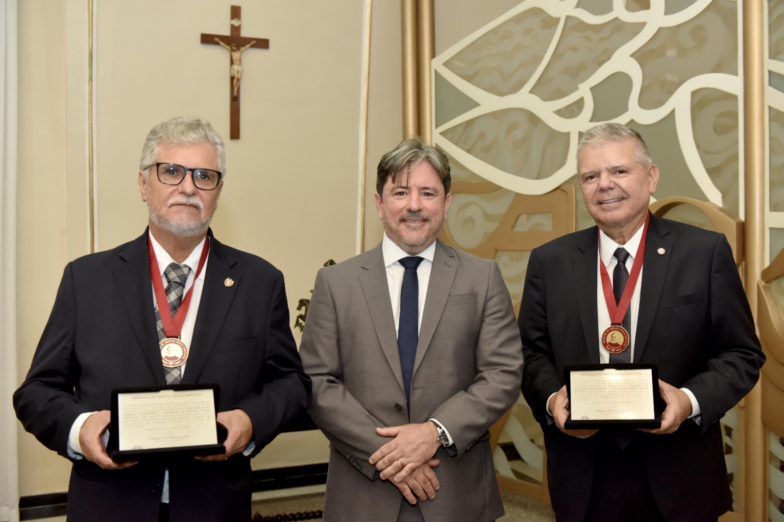 Desembargadores Luiz Carlos de Barros Figueirêdo e Ricardo Paes Barreto ao lado do presidente da Amepe, juiz Leonardo Asfora. 