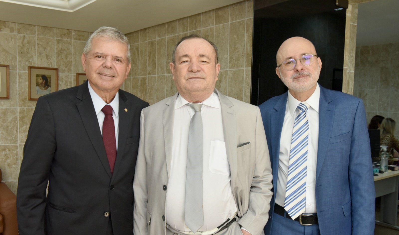 Novo desembargador do TJPE, José Severino Barbosa, ao lado do presidente do Tribunal e do corregedor-geral da Justiça