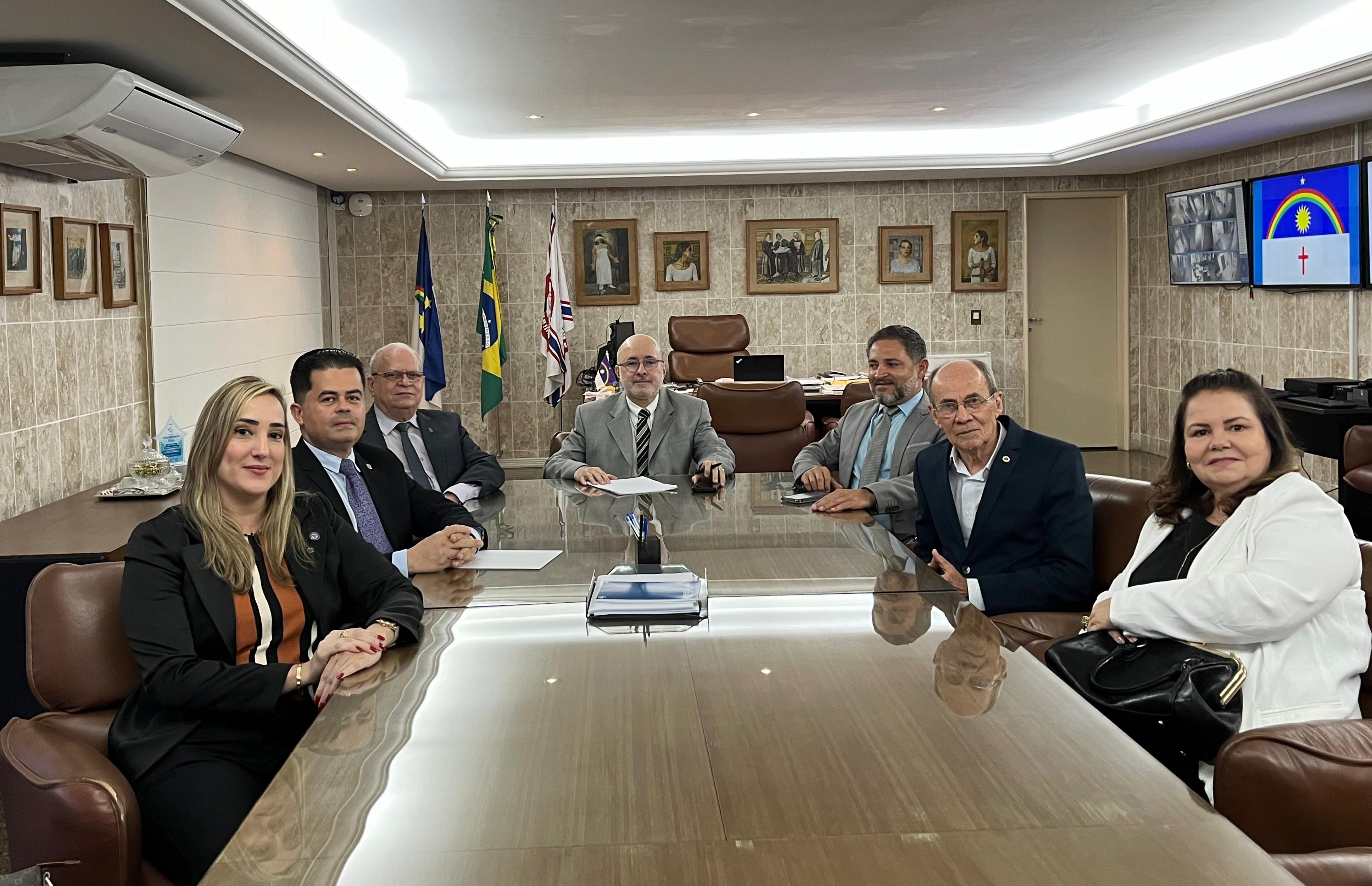 Reunião do desembargador Francisco Bandeira de Mello com representantes de conselhos regionais e da Associação dos Peritos Judiciais. 
