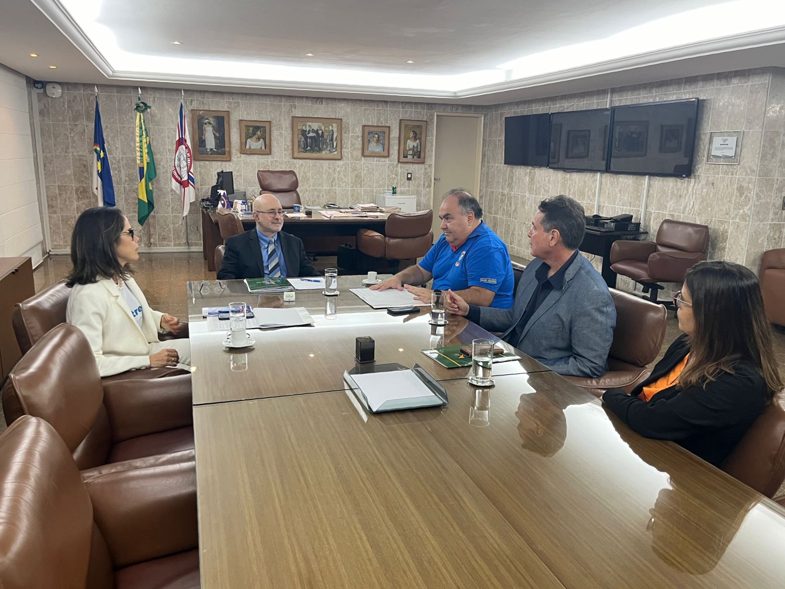Desembargador Francisco Bandeira de Mello em reunião no gabinete da CGJ com integrantes do Sindojus-PE e da Afojebra. 